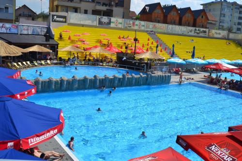 duży basen z ludźmi w wodzie w obiekcie Hostel Fortuna w mieście Banja Luka