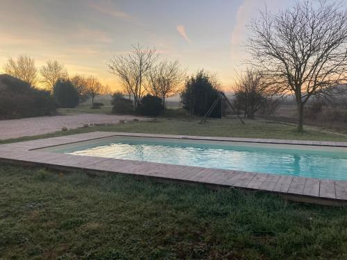 une piscine au milieu d'un champ dans l'établissement gite de la gasignole, à Gardouch