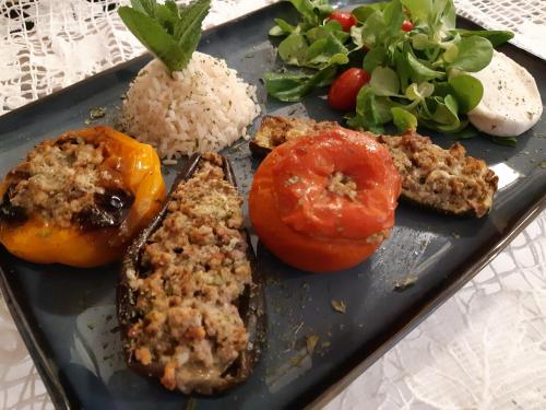 une plaque de nourriture à base de viande, de légumes et de riz dans l'établissement CHAMBRES D'HÔTES- Piscine, Spa, Tennis, à Belcodène