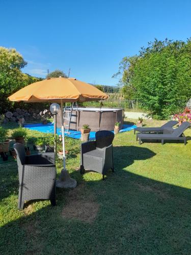 un patio con sillas, una sombrilla y una piscina en Casa Le Sorelline, en San Macario In Piano