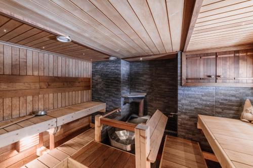 an empty sauna with a stove in the middle at Tiittalan Kartano in Sulkava