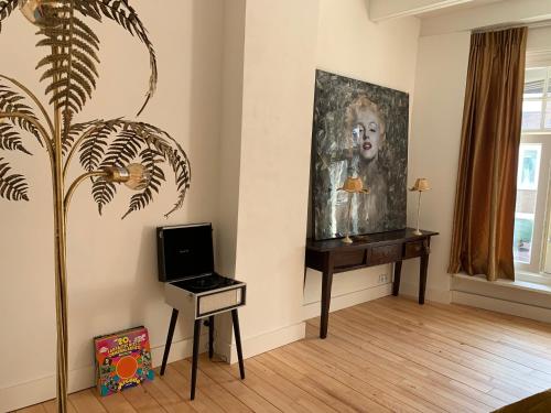 Monroe’s stay في ديفينتر: غرفة معيشة مع طاولة و لوحة على الحائط