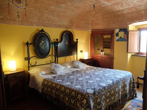 ein Schlafzimmer mit einem Bett mit zwei Kissen darauf in der Unterkunft case vacanza da Rosina e T in Santo Stefano di Sessanio