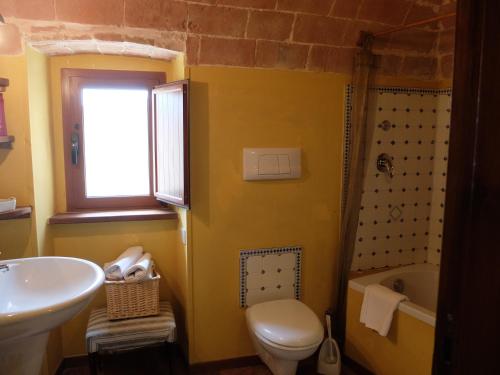 La salle de bains est pourvue d'un lavabo, de toilettes et d'une baignoire. dans l'établissement case vacanza da Rosina e T, à Santo Stefano di Sessanio