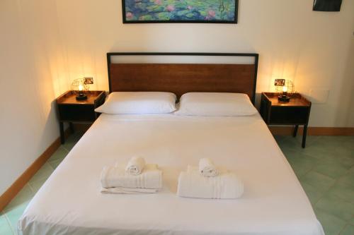 una camera da letto con un grande letto con asciugamani di B&B Via Veneto a Margherita di Savoia