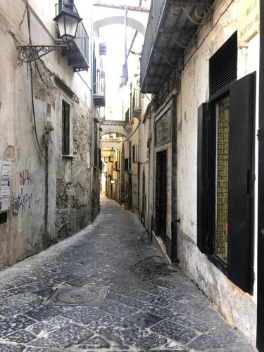 an empty alley with a building with a ceiling at Casa Vittoria in Salerno