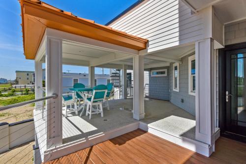 a screened in porch with a table and chairs at KH3964- Seventh Sun in Kitty Hawk