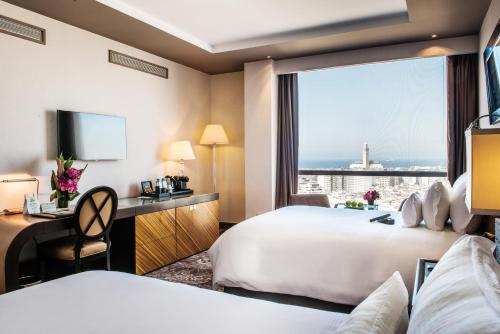 Postel nebo postele na pokoji v ubytování Kenzi Tower Hotel