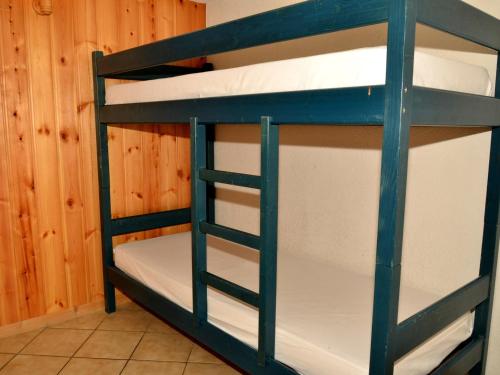 フレーヌにあるAppartement Flaine, 3 pièces, 8 personnes - FR-1-425-2の木製の壁の客室で、二段ベッド2組が備わります。