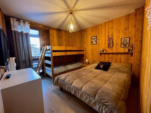 1 dormitorio con 1 cama y 1 litera con ventana en Appartement Tignes, 2 pièces, 6 personnes - FR-1-502-174, en Tignes