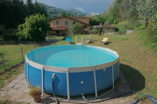 uma grande piscina num quintal com uma casa em Podere Il Pino em Medicina