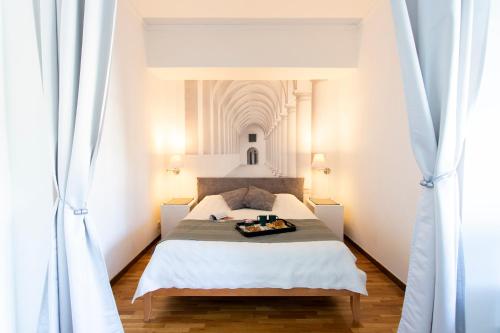 ein Schlafzimmer mit einem großen Bett mit weißen Wänden in der Unterkunft Eva's house Roma in Rom
