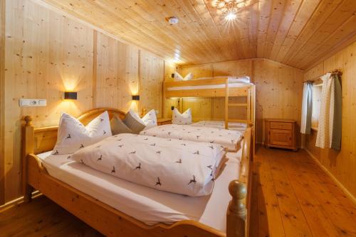sypialnia z łóżkiem piętrowym w drewnianym domku w obiekcie Steinbergalm w mieście Ruhpolding