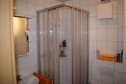 y baño con ducha y lavamanos. en Gästezimmer Leonore, en Kelberg