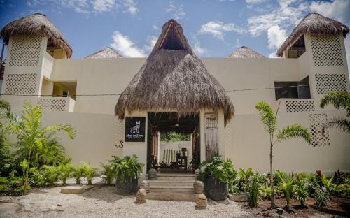 a villa with a entrance to a resort at Alma de Zorro in Bacalar