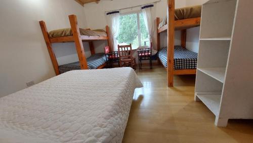 Двухъярусная кровать или двухъярусные кровати в номере Vidorra Calafate