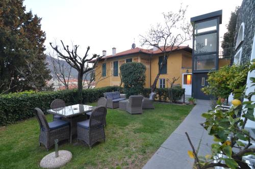 a patio with chairs and a table in a yard at Villa Margherita in Levanto