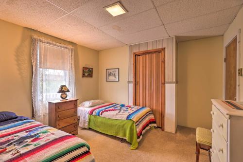 Un dormitorio con dos camas y una ventana. en Apartment with Shared Deck and View of Cowanesque Lake, en Lawrenceville