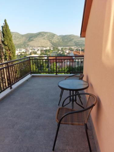 O vedere generală la munți sau o vedere la munte luată de la acest apartament