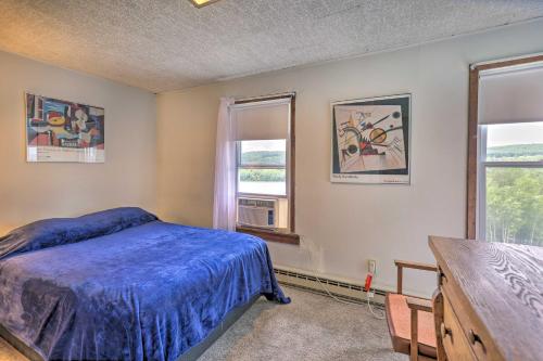 una camera con un letto e due finestre di Private Retreat with Deck 1 Mi From Cowanesque Lake a Lawrenceville