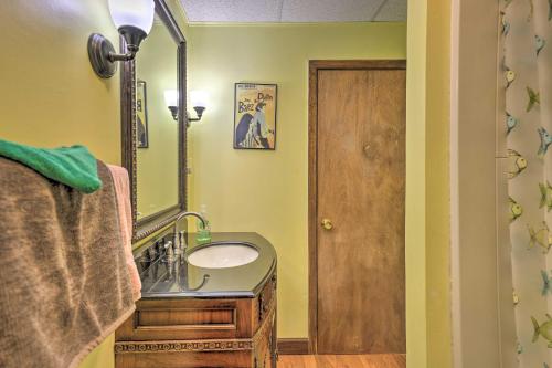 bagno con lavandino e specchio di Private Retreat with Deck 1 Mi From Cowanesque Lake a Lawrenceville