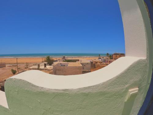 uma rampa de skate com vista para a praia em Thayri Hostel em Sidi Kaouki