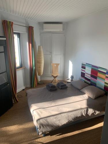 une chambre avec un grand lit et une lampe dans l'établissement Le haut plan VÉZÉNOBRES, à Vézénobres