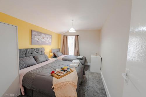 a bedroom with a large bed and a couch at Cheerful 4 bedrooms home 8 mn to train station in Plumstead