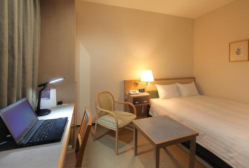 Tempat tidur dalam kamar di Odakyu Station Hotel Hon-Atsugi