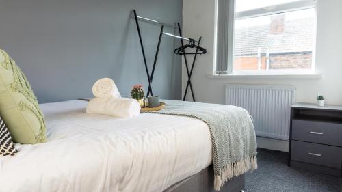 Gallery image of Air Host and Stay - Heyes House- Sleeps 7, free parking, mins from LFC in Liverpool