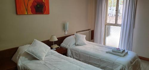 Voodi või voodid majutusasutuse Hotel AATRAC Buenos Aires toas