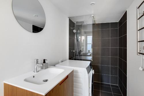 Koupelna v ubytování Sanders Regent - Inviting One-Bedroom Apartment Near Central Square