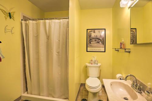 ein Badezimmer mit einem weißen WC und einem Waschbecken in der Unterkunft Lawrenceville Apartment with Deck Near Gaming Lands! in Lawrenceville