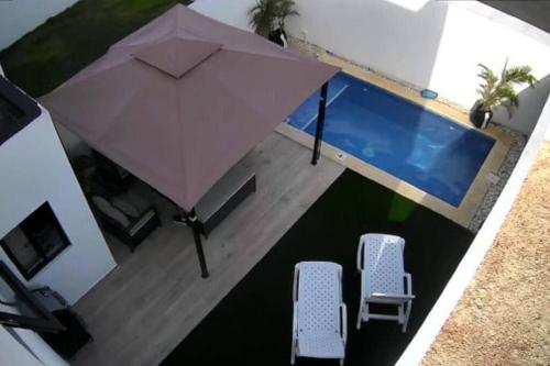 Πισίνα στο ή κοντά στο Townhouse with Private Pool and Beach Access.