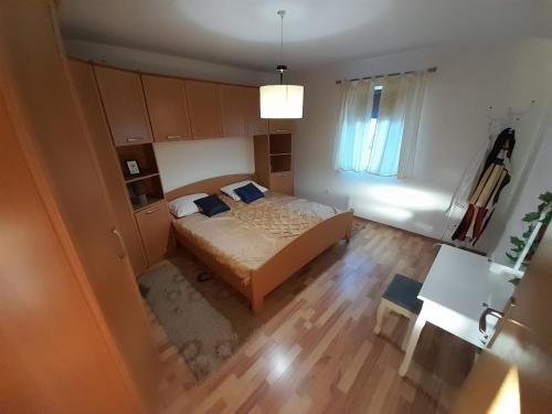 ein kleines Schlafzimmer mit einem Bett in einem Zimmer in der Unterkunft Solis in Sveti Vid-Miholjice
