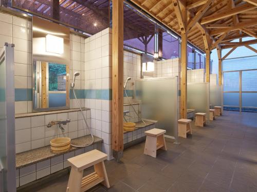bagno con un mucchio di servizi igienici in un edificio di Okudogo Ichiyunomori a Matsuyama