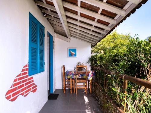 a patio with a table and chairs on a house at Pousada & Food 3 Abelhas in Cumbuco
