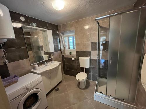 Apartman Mateo في لازوفاك: حمام مع حوض استحمام ودش