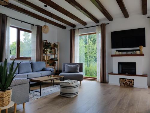 uma sala de estar com um sofá e uma televisão em Ara Chalet em Bran