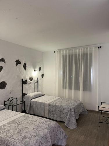 ein Hotelzimmer mit 2 Betten und einem Fenster in der Unterkunft Apartamento La Higuera in Güime