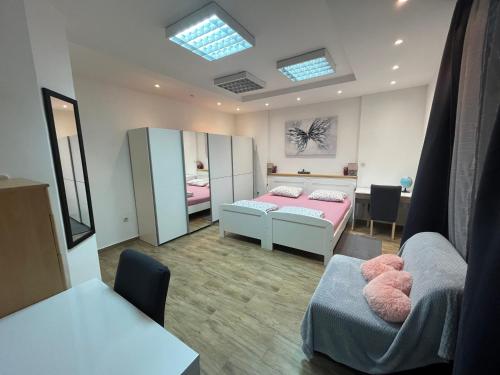 Habitación con 2 camas y sofá. en Buono apartment, en Zadar