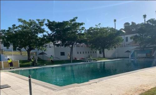 una piscina con acqua verde di fronte a un edificio di Casa Pepa ad Algar