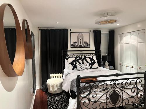 een slaapkamer met een bed met zwart-witte kussens bij LUXE BROOKLYN Getaway in Brooklyn