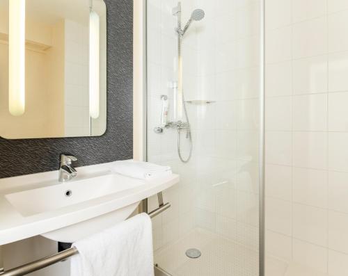 a bathroom with a sink and a shower at ibis Issy les Moulineaux "Val de Seine" in Issy-les-Moulineaux