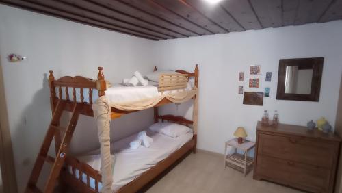 Двухъярусная кровать или двухъярусные кровати в номере VillaTzer - Traditional house with fireplace and garden