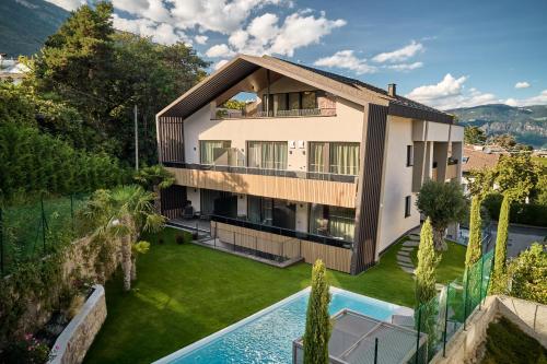 vista aerea di una casa con piscina di Appius Design Suites B&B - ADULTS ONLY ad Appiano sulla Strada del Vino