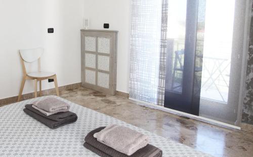 a room with two towels sitting on a bed at Bonaventura b&b and Bonaventura food in Tollo
