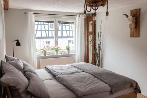 1 dormitorio con cama y ventana en Landhausstube, en Kraftsdorf