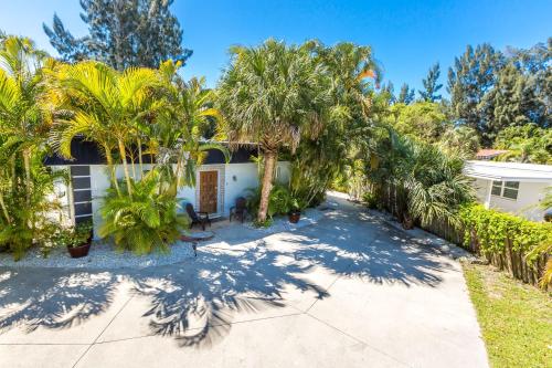 Crescent Street Manor – Photos 3