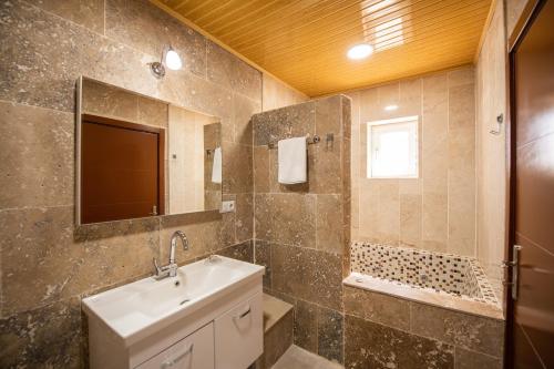 Koupelna v ubytování Capiedra Hotel